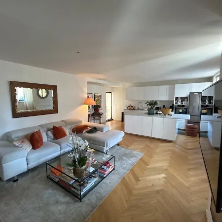 Beautiful Townhouse With Parking Space *